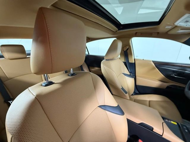 Used 2025 Lexus ES 300h w/ Premium Package image 36