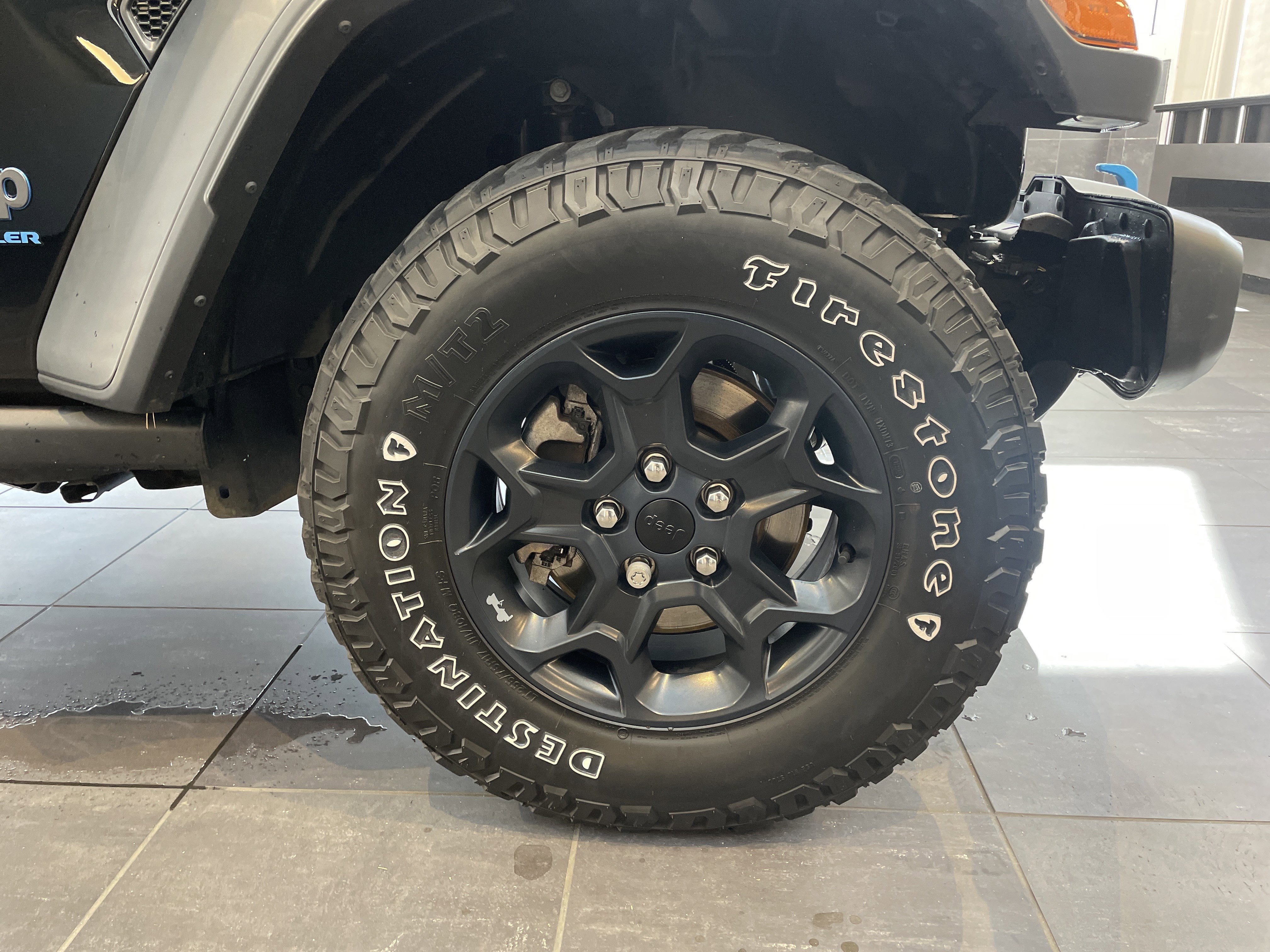 Used 2023 Jeep Wrangler Unlimited w/ Sun & Screen Package image 23