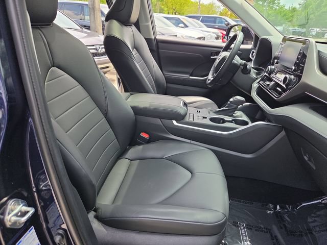 Used 2021 Toyota Highlander XLE AWD/4WD image 25