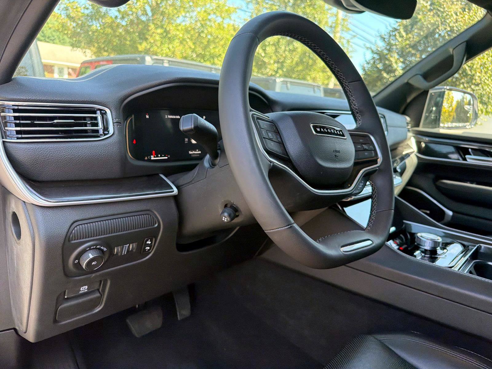 Used 2024 Jeep Wagoneer 4WD image 11