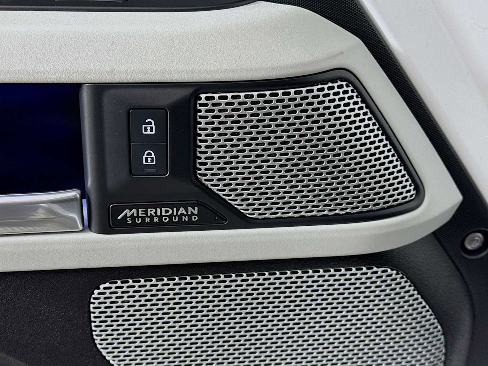 Used 2023 Land Rover Defender 130 SE image 19