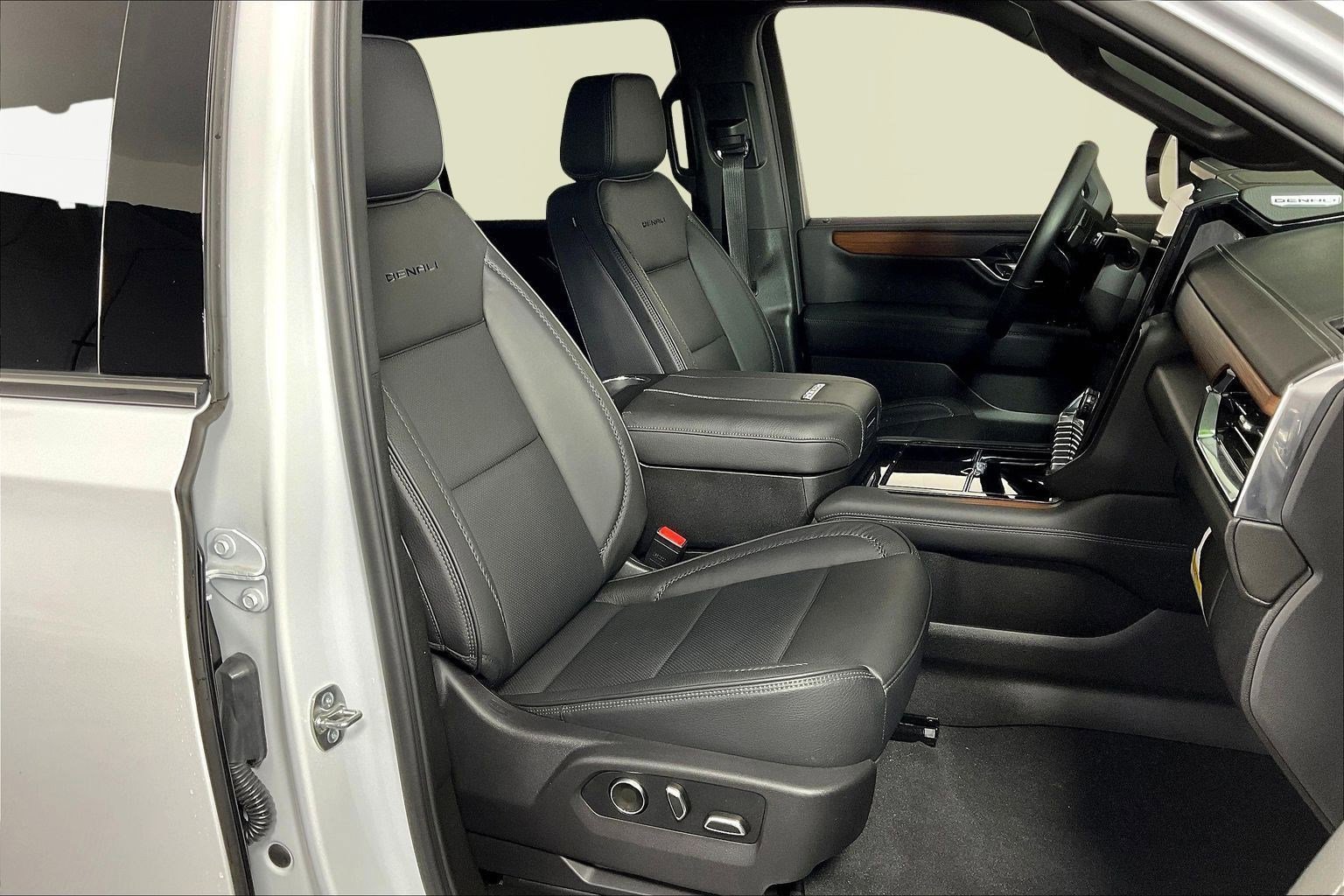 Used 2025 GMC Yukon XL Denali image 29
