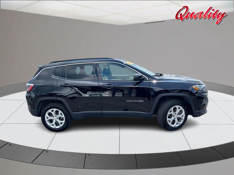 Used 2024 Jeep Compass Latitude AWD/4WD image 2