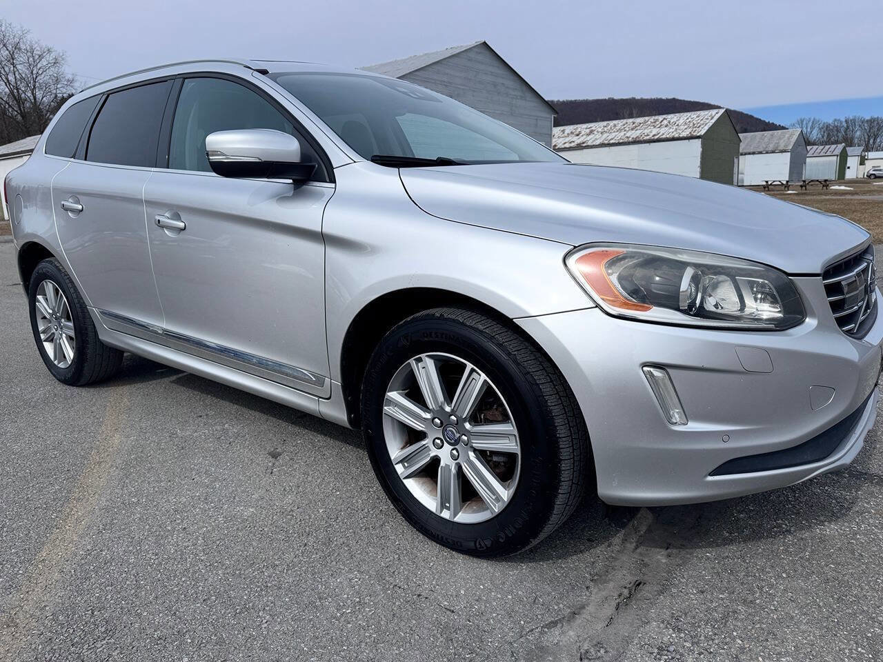 Used 2016 Volvo XC60 T6 Platinum AWD/4WD image 2
