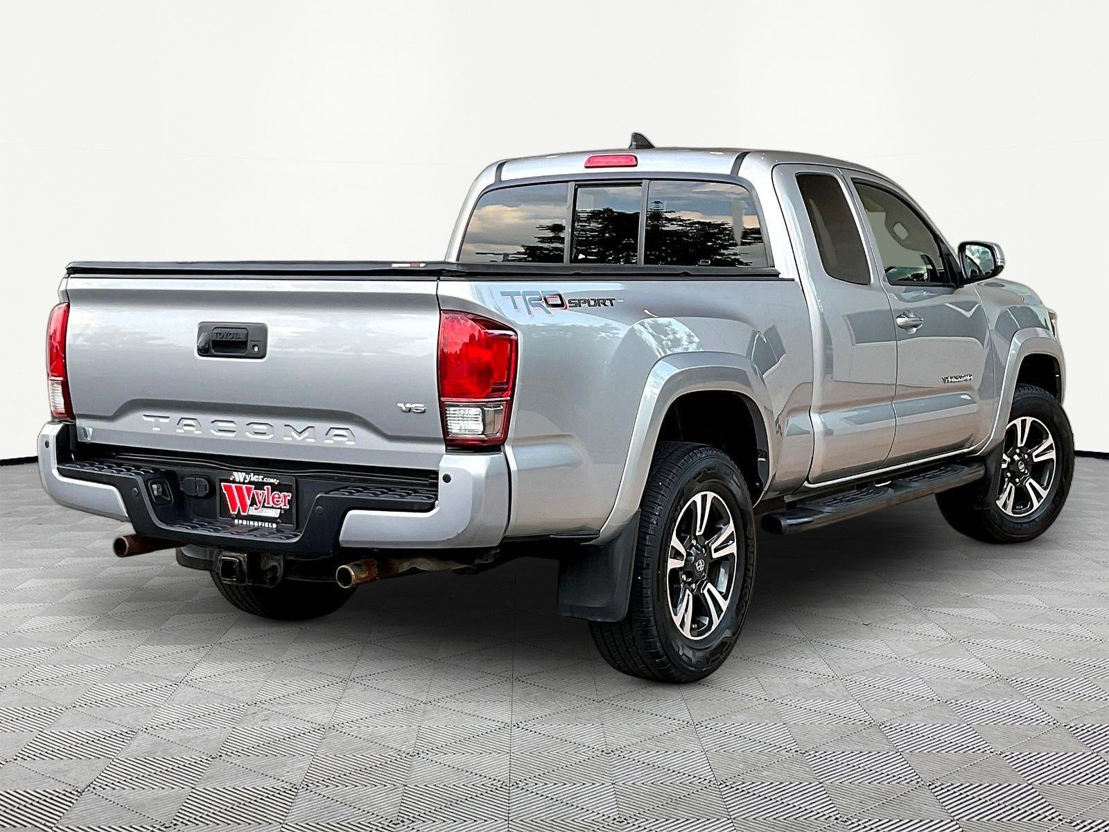 Used 2017 Toyota Tacoma SR5 RWD image 6