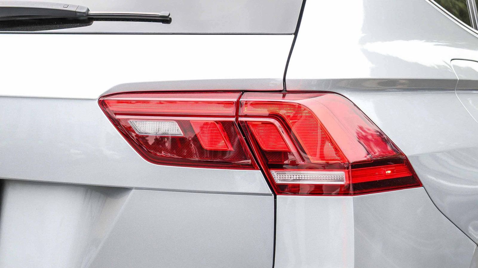 Used 2024 Volkswagen Tiguan SE w/ Panoramic Sunroof Package FWD image 8