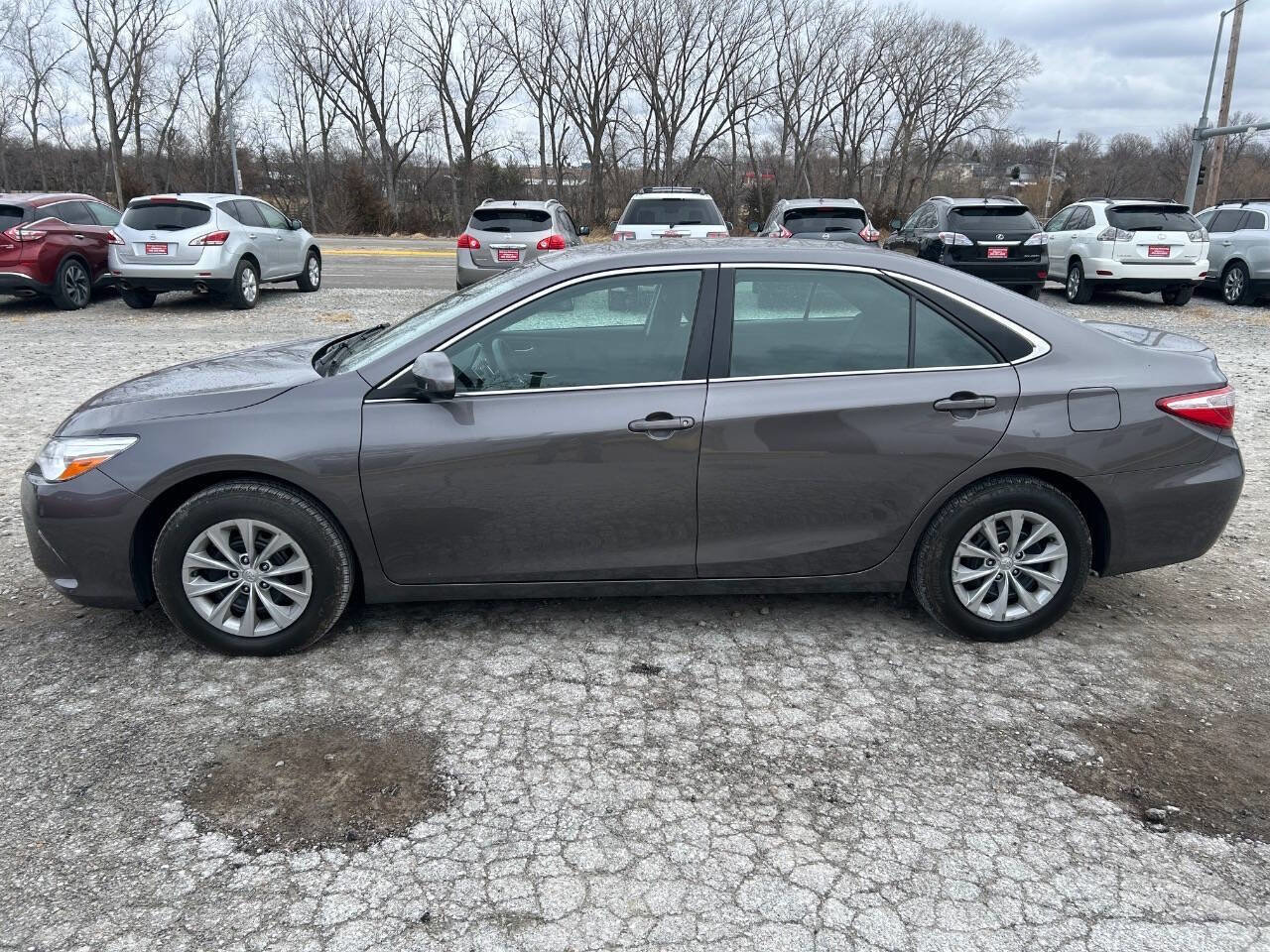 Used 2016 Toyota Camry LE image 6