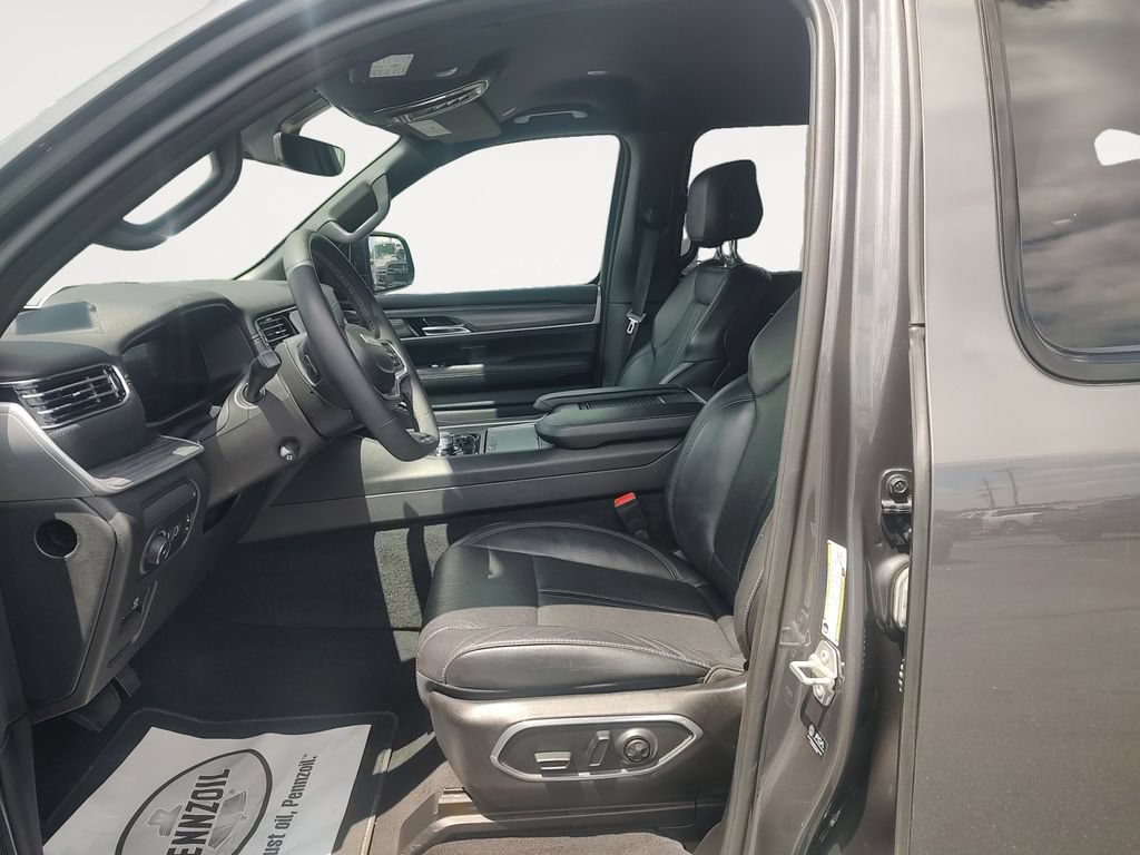 Used 2024 Jeep Wagoneer L Series III w/ Flexible Seating Group AWD/4WD image 9