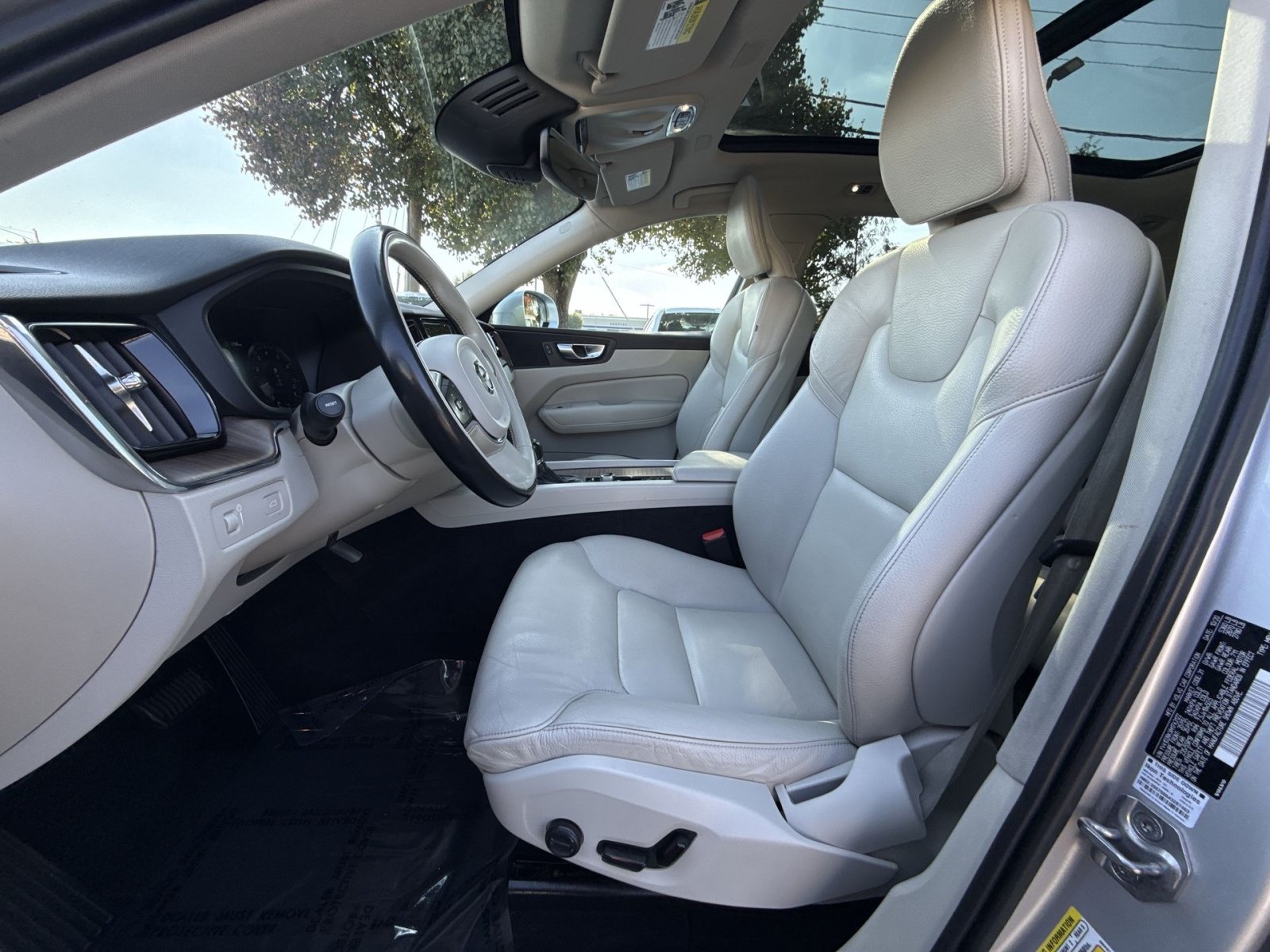 Used 2021 Volvo XC60 T5 Momentum w/ Climate Package AWD/4WD image 13