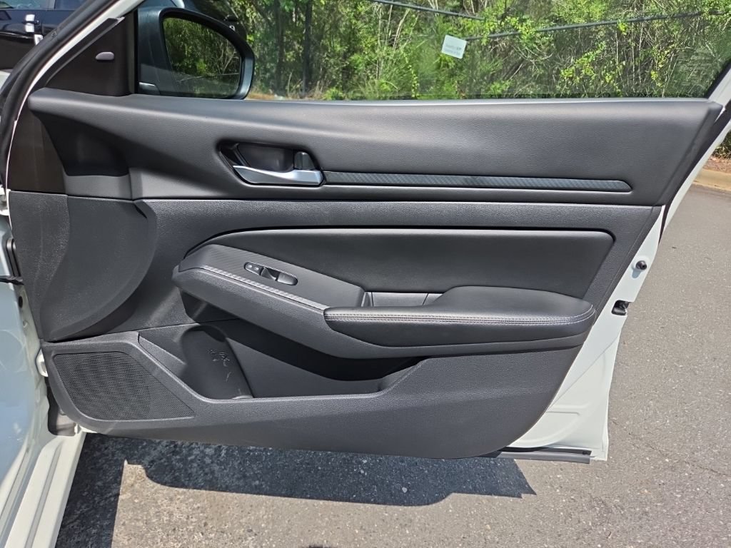 Used 2025 Nissan Altima 2.5 SV FWD image 39