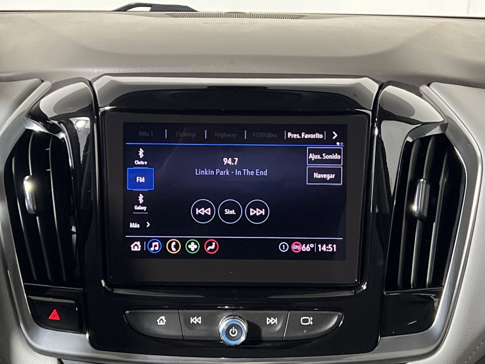 Used 2020 Chevrolet Traverse LT FWD image 16