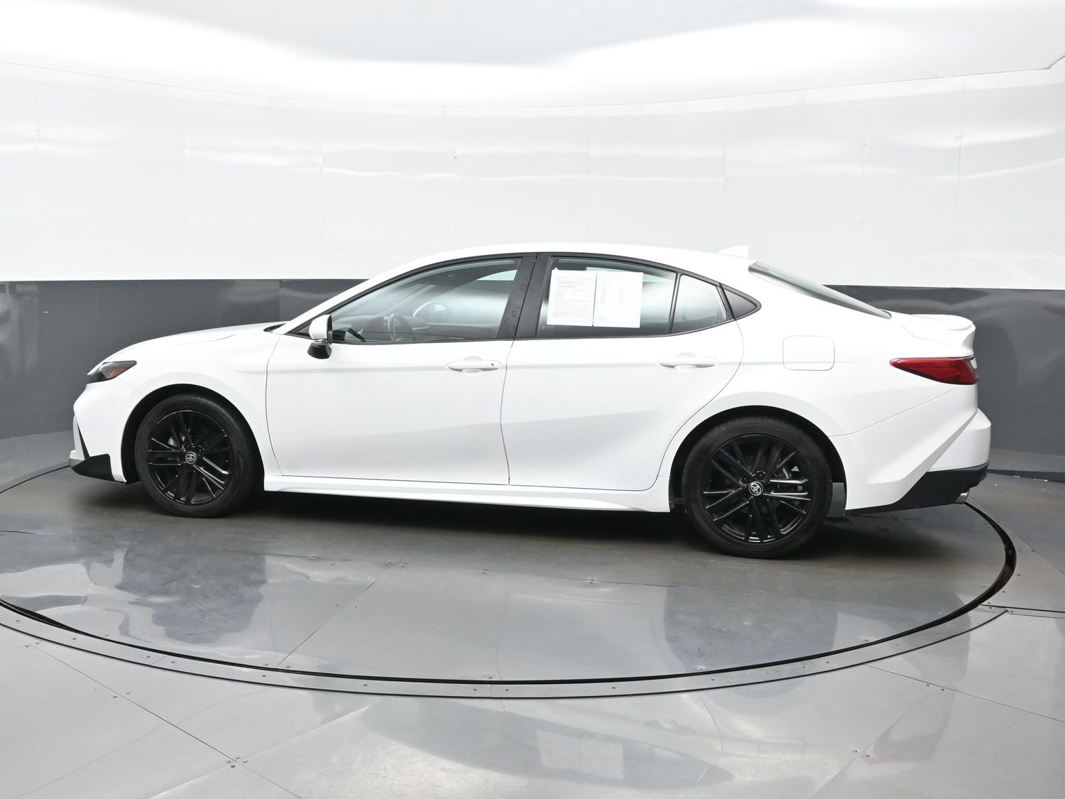 Used 2025 Toyota Camry SE FWD image 3
