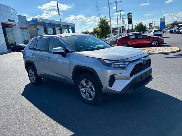 Used 2025 Toyota RAV4 XLE AWD/4WD image 2