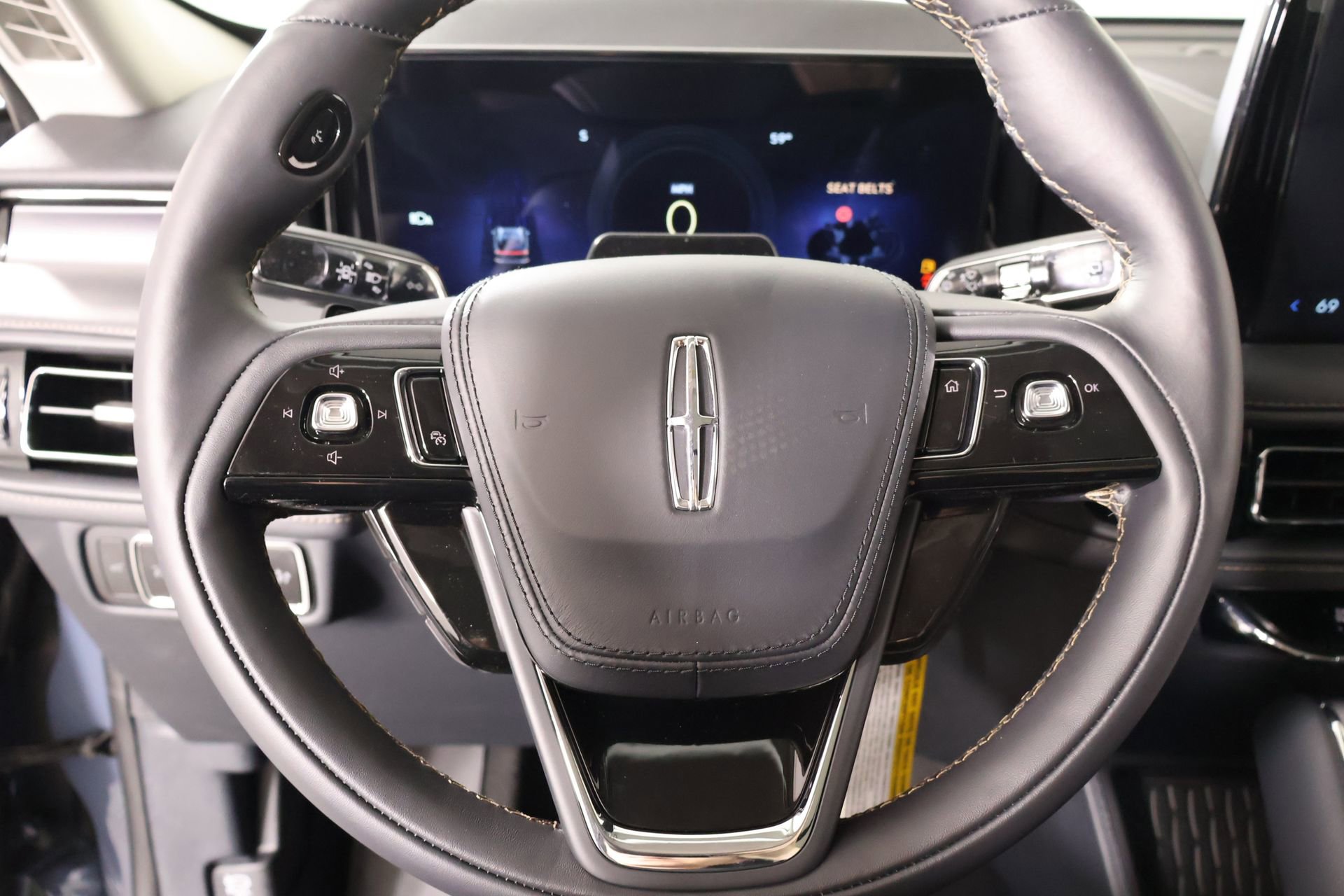 New 2026 Lincoln Aviator AWD image 3