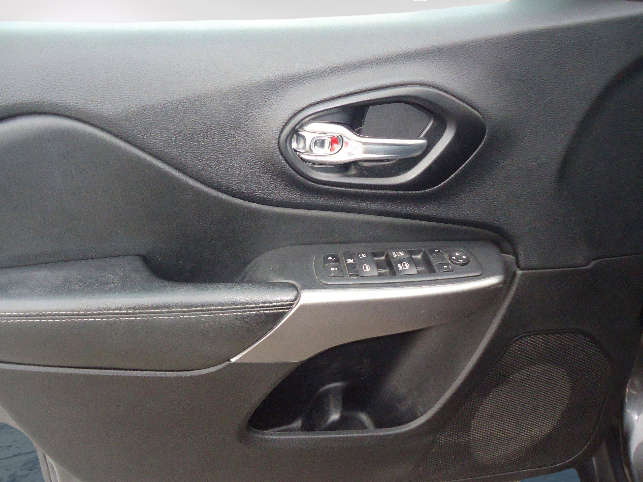 Used 2021 Jeep Cherokee Latitude Lux w/ Comfort/Convenience Group image 23