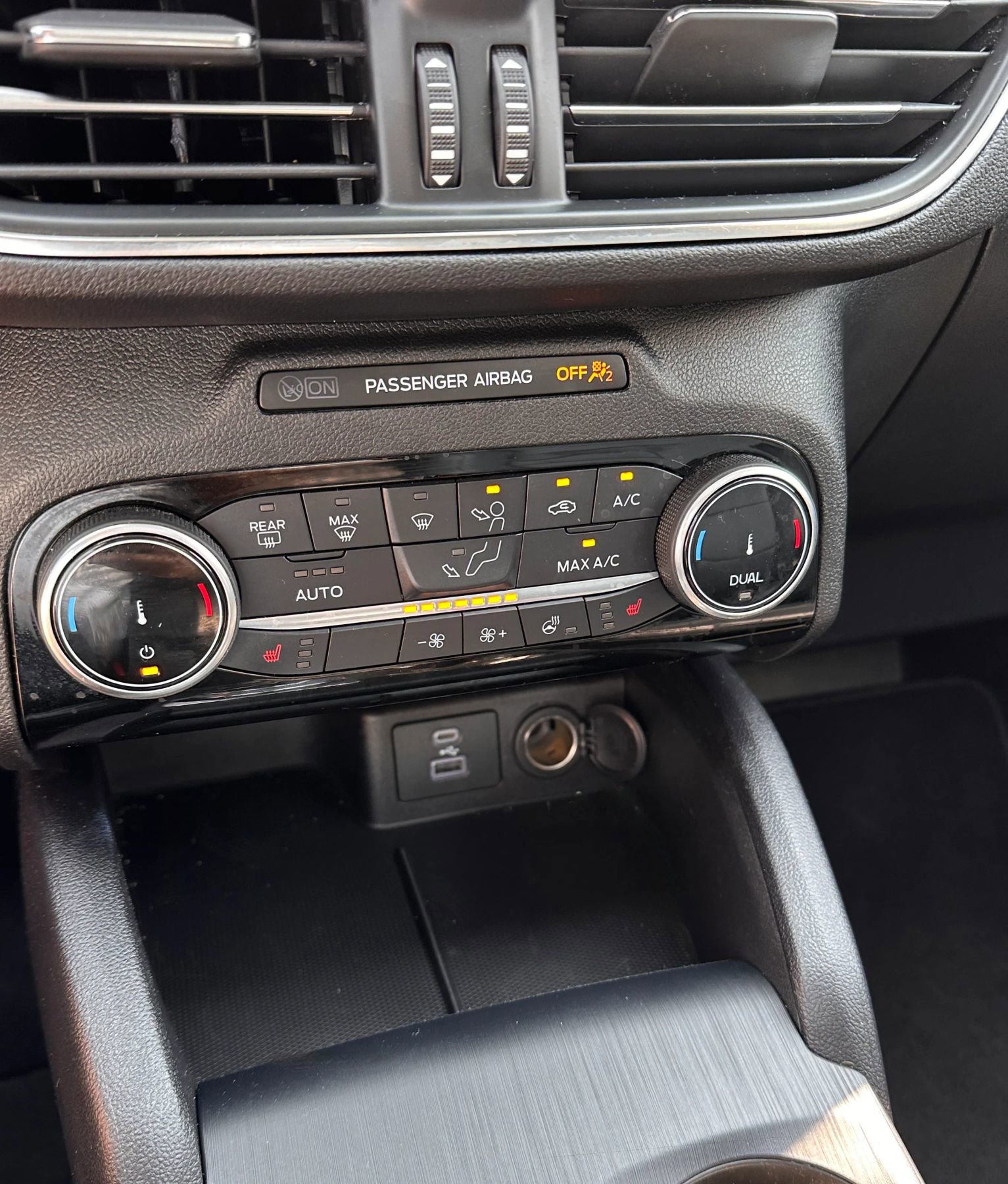 Used 2022 Ford Escape Titanium image 9