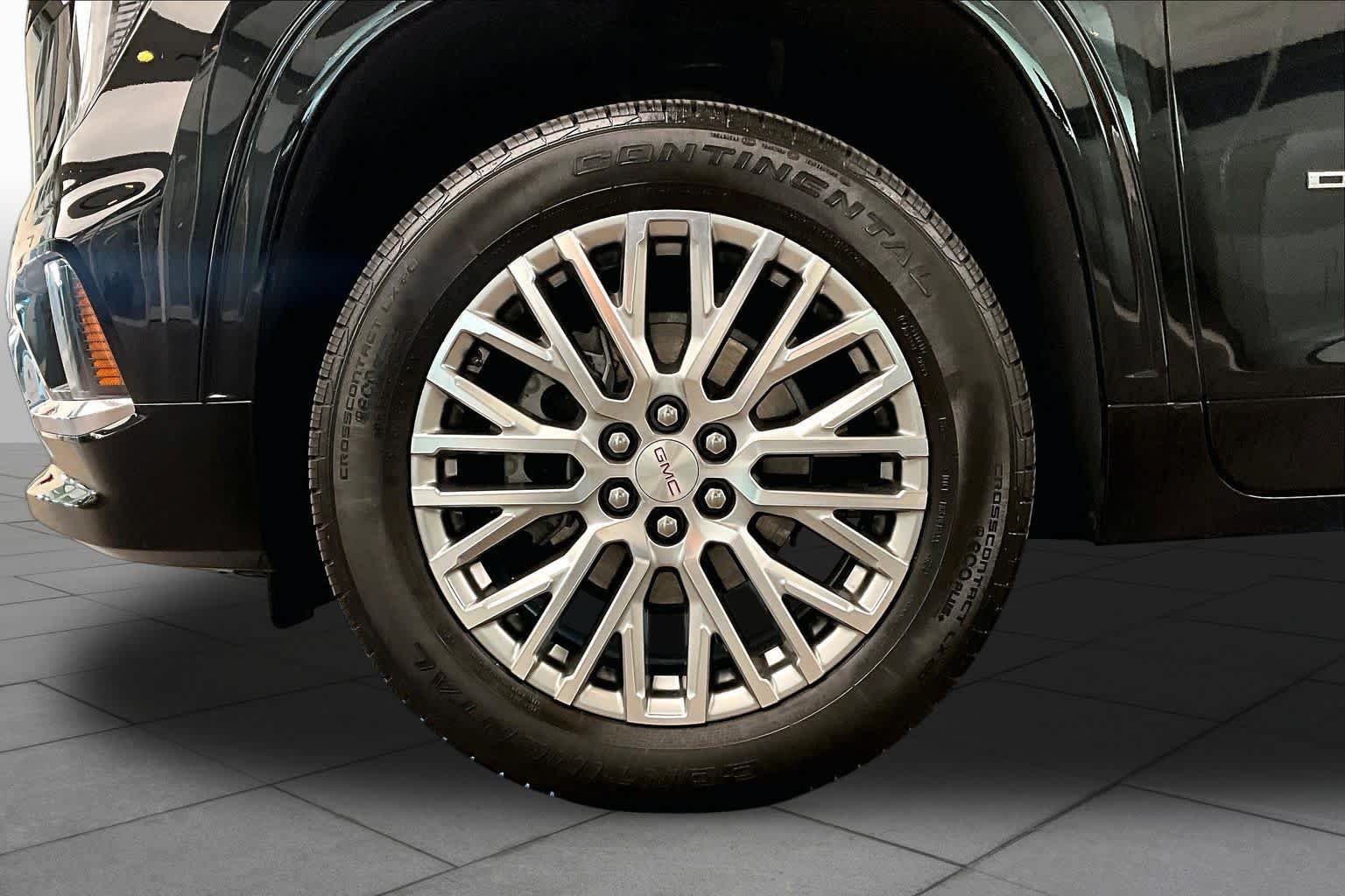 Used 2025 GMC Acadia Denali FWD image 11