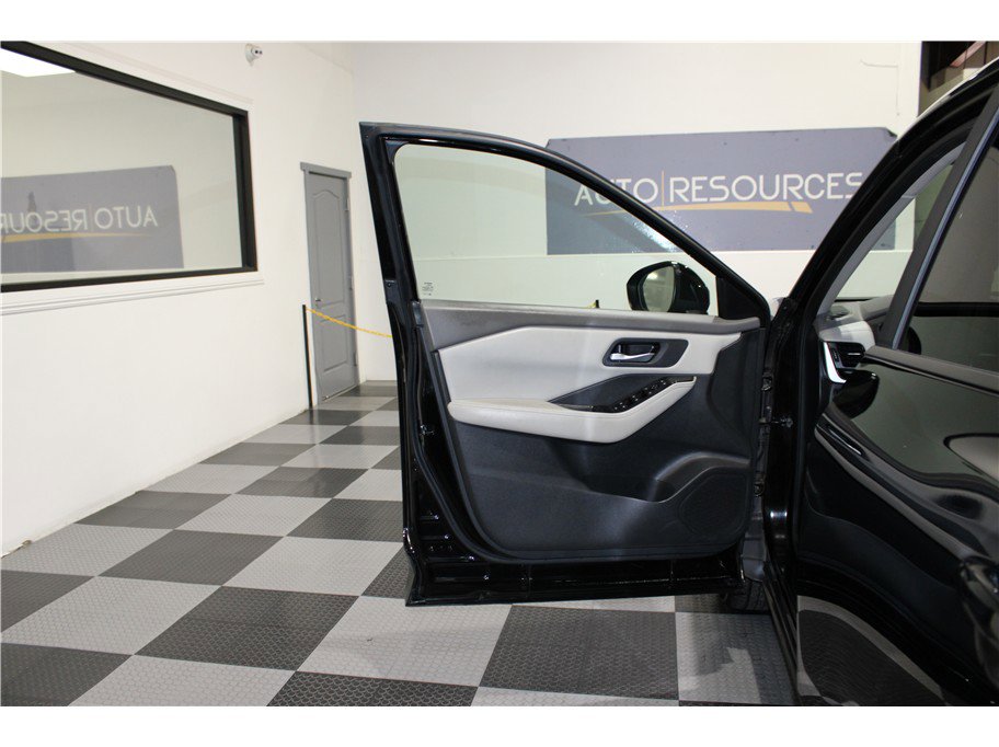 Used 2025 Nissan Rogue SV image 11