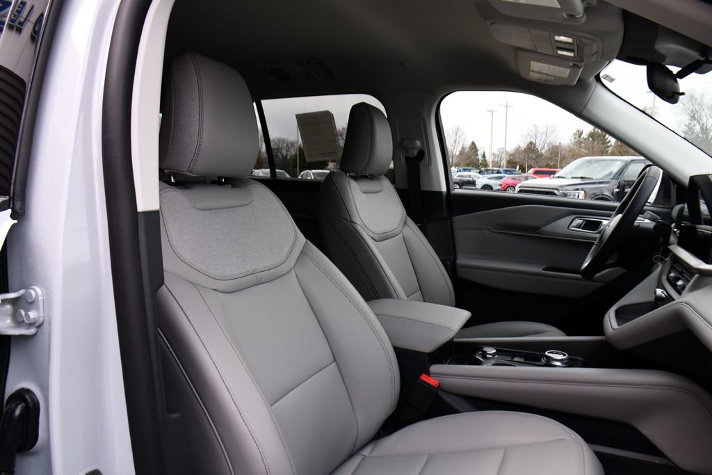 Used 2026 Ford Explorer Active w/ Active Comfort Package image 16