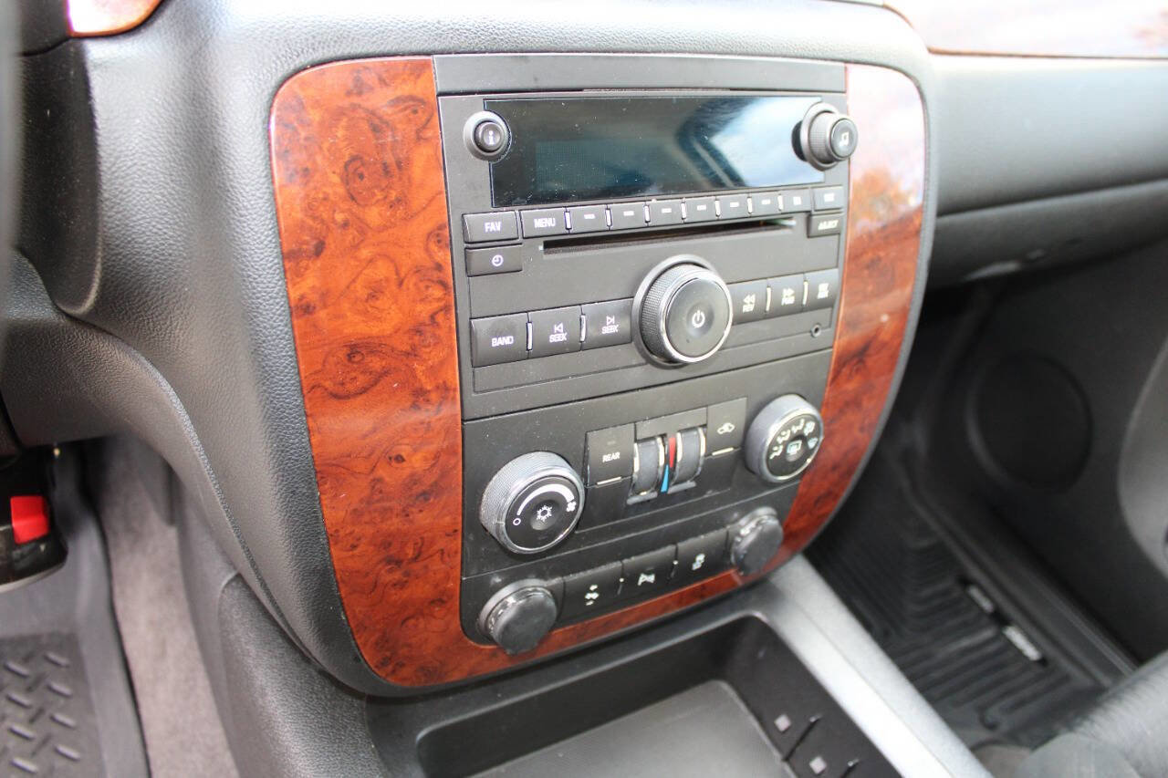 Used 2014 Chevrolet Suburban LS image 15