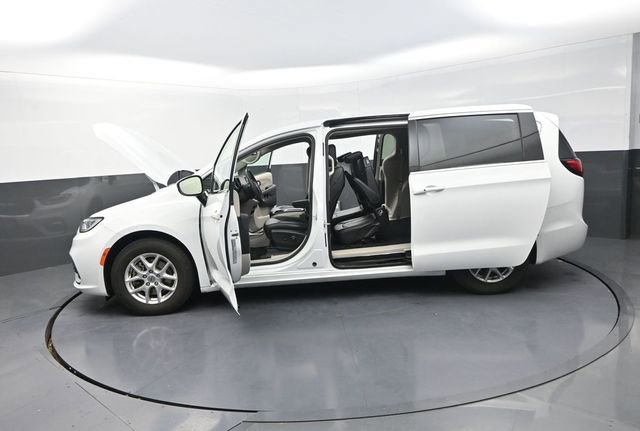 Used 2023 Chrysler Pacifica Touring-L image 36