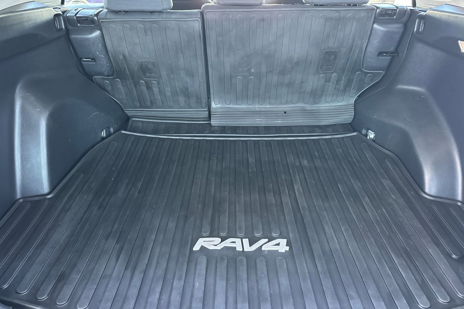 Used 2022 Toyota RAV4 LE image 15
