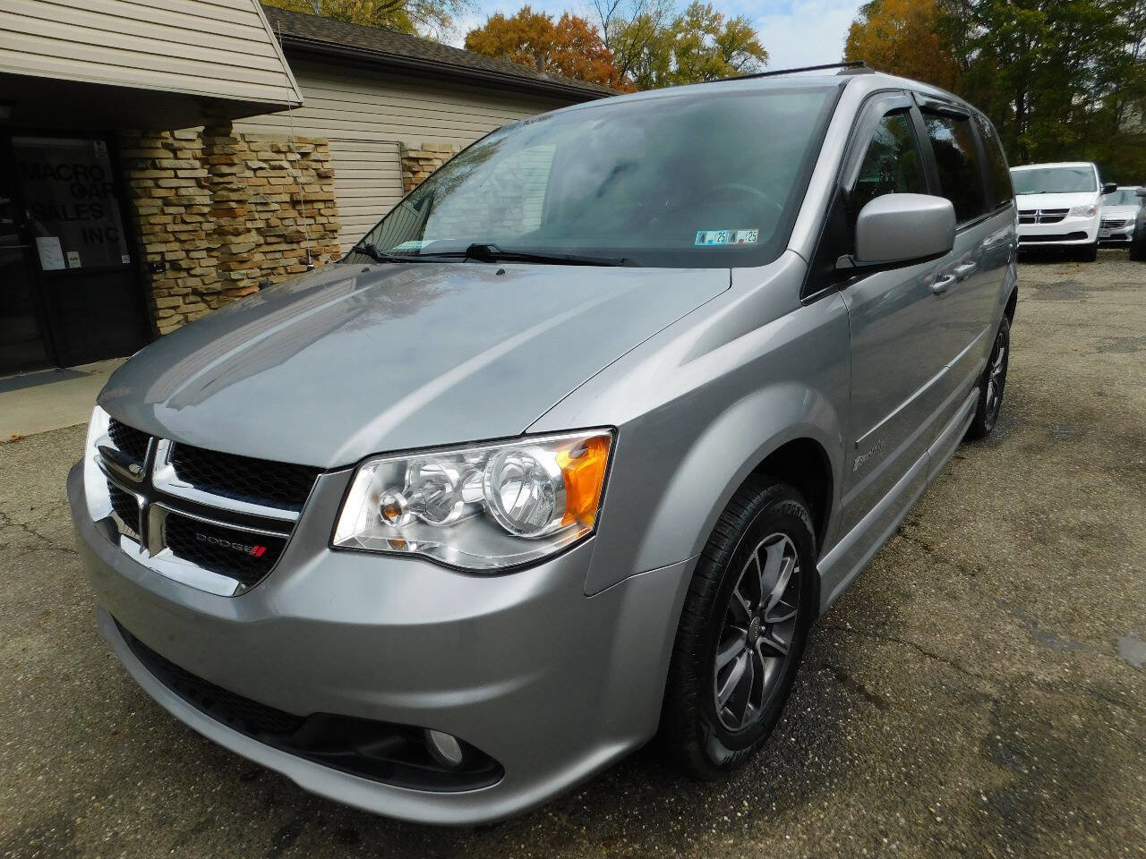 Used 2017 Dodge Grand Caravan SXT image 12
