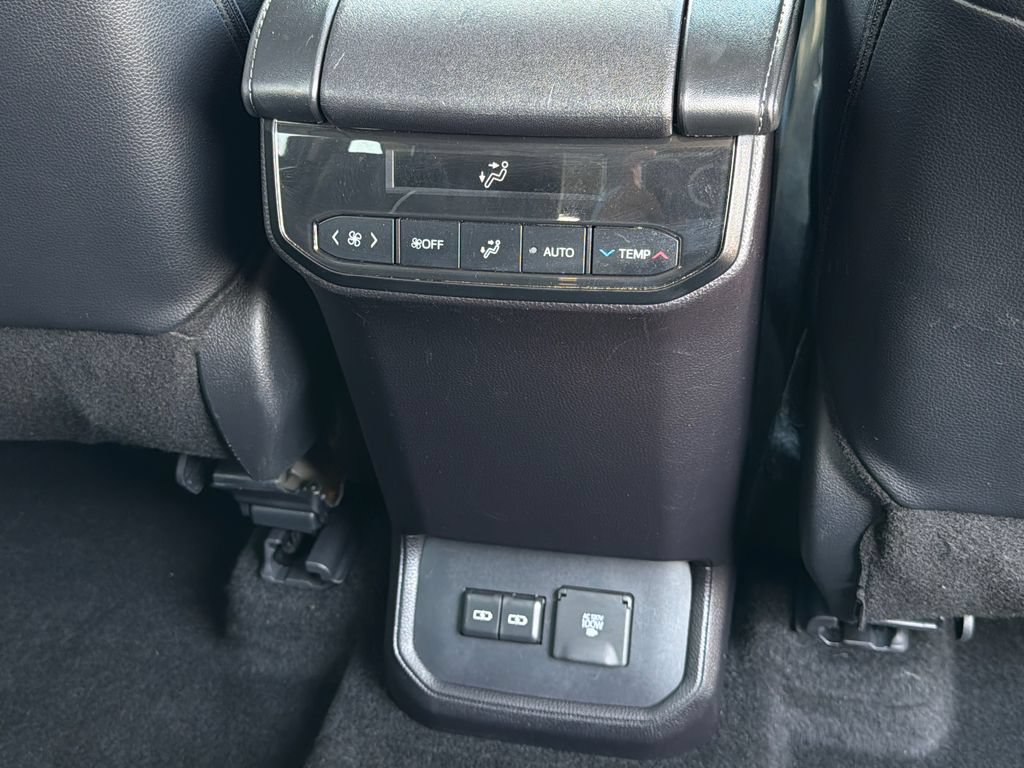 Used 2024 Toyota Highlander Limited AWD/4WD image 17