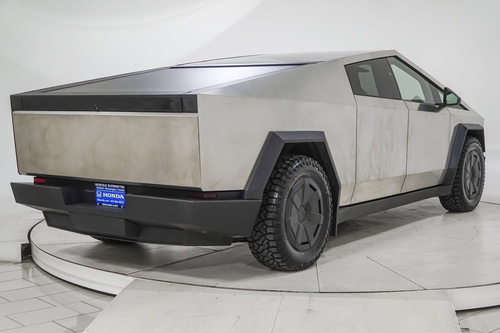 Used 2025 Tesla Cybertruck AWD Crew Cab image 15