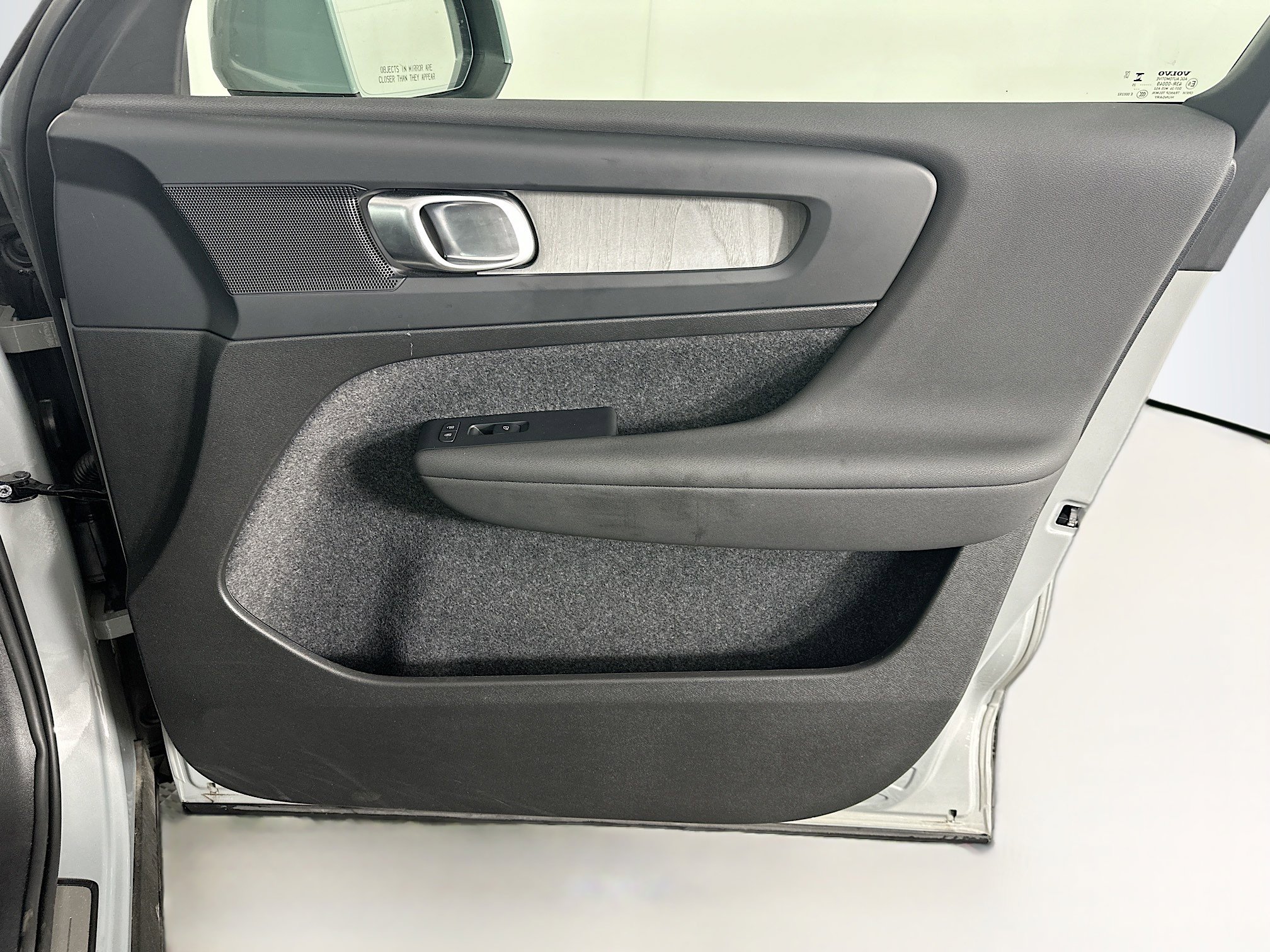 Used 2025 Volvo XC40 B5 Core image 33