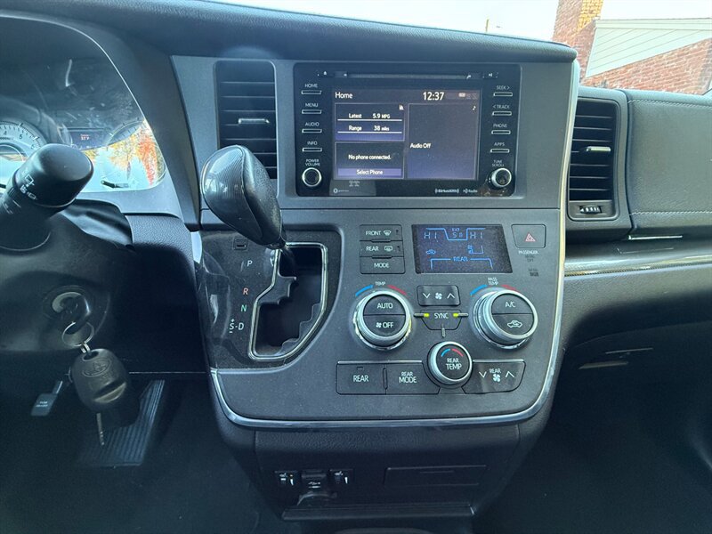 Used 2018 Toyota Sienna SE w/ Carpet Mat Package FWD image 18