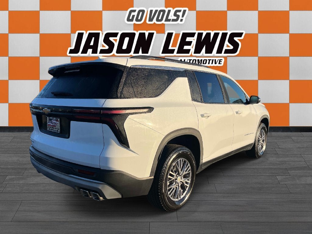 Used 2026 Chevrolet Traverse LT FWD image 3