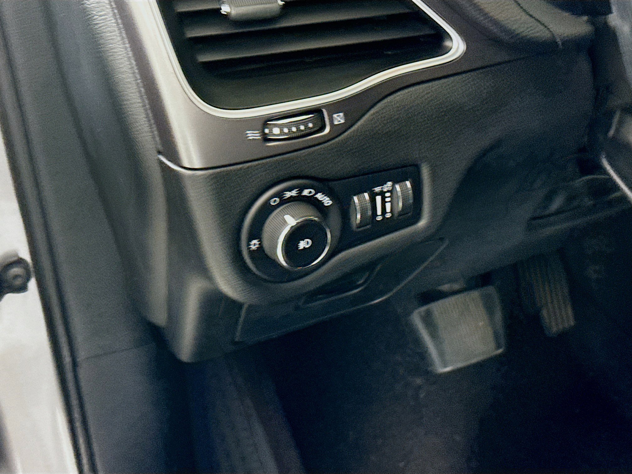 Used 2019 Jeep Cherokee Latitude Plus image 10