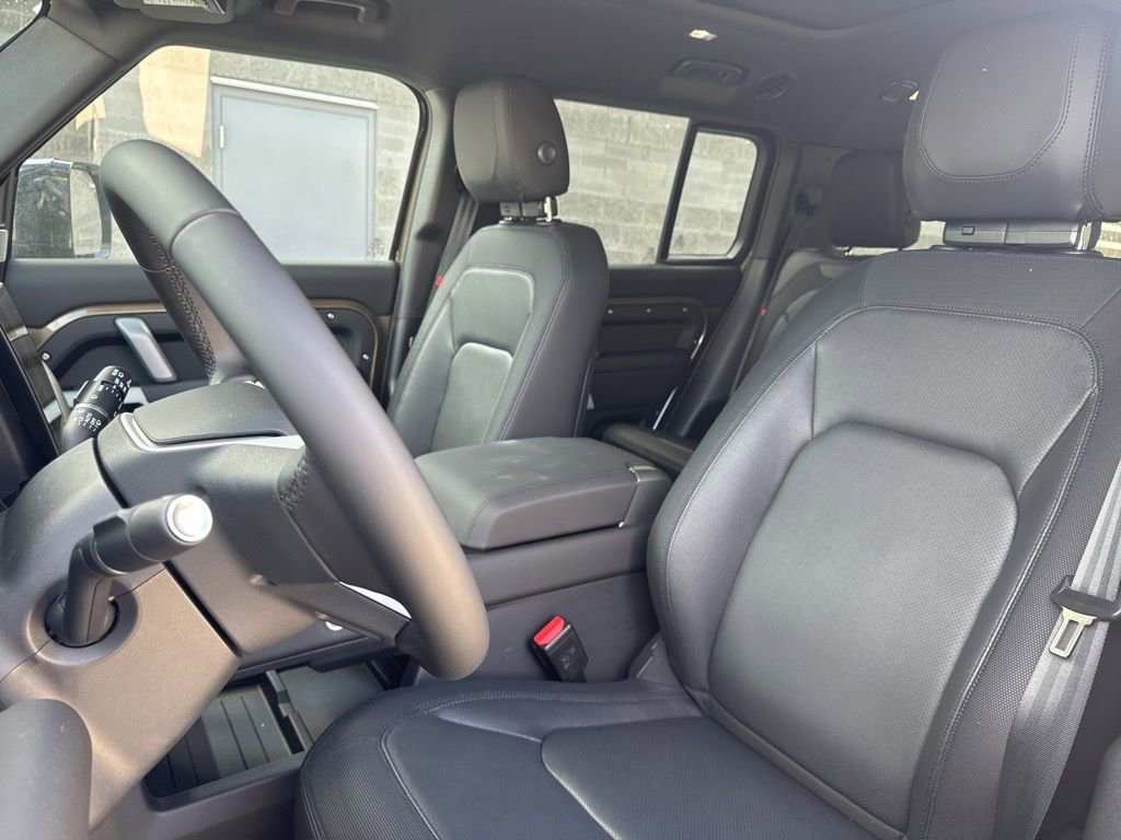 New 2024 Land Rover Defender 130 X-Dynamic SE image 8