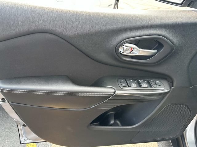Used 2014 Jeep Cherokee Latitude w/ Cold Weather Group AWD/4WD image 8