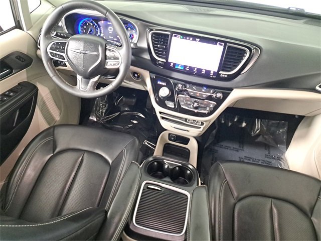 Used 2023 Chrysler Pacifica Touring-L image 14