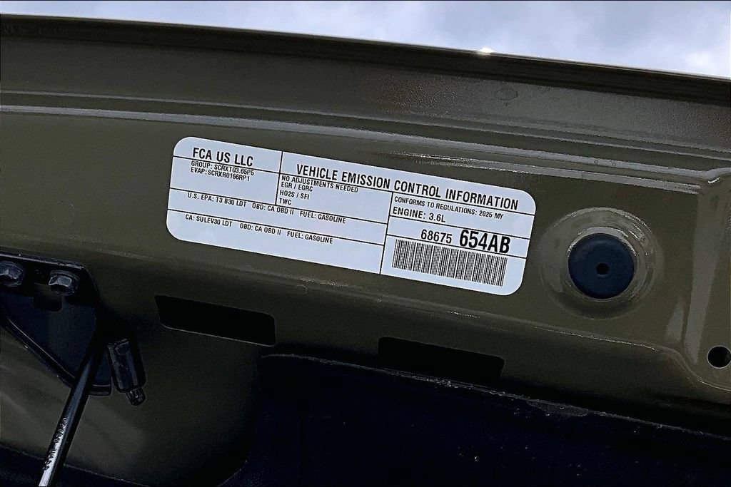 Used 2025 Jeep Gladiator Mojave AWD/4WD image 32