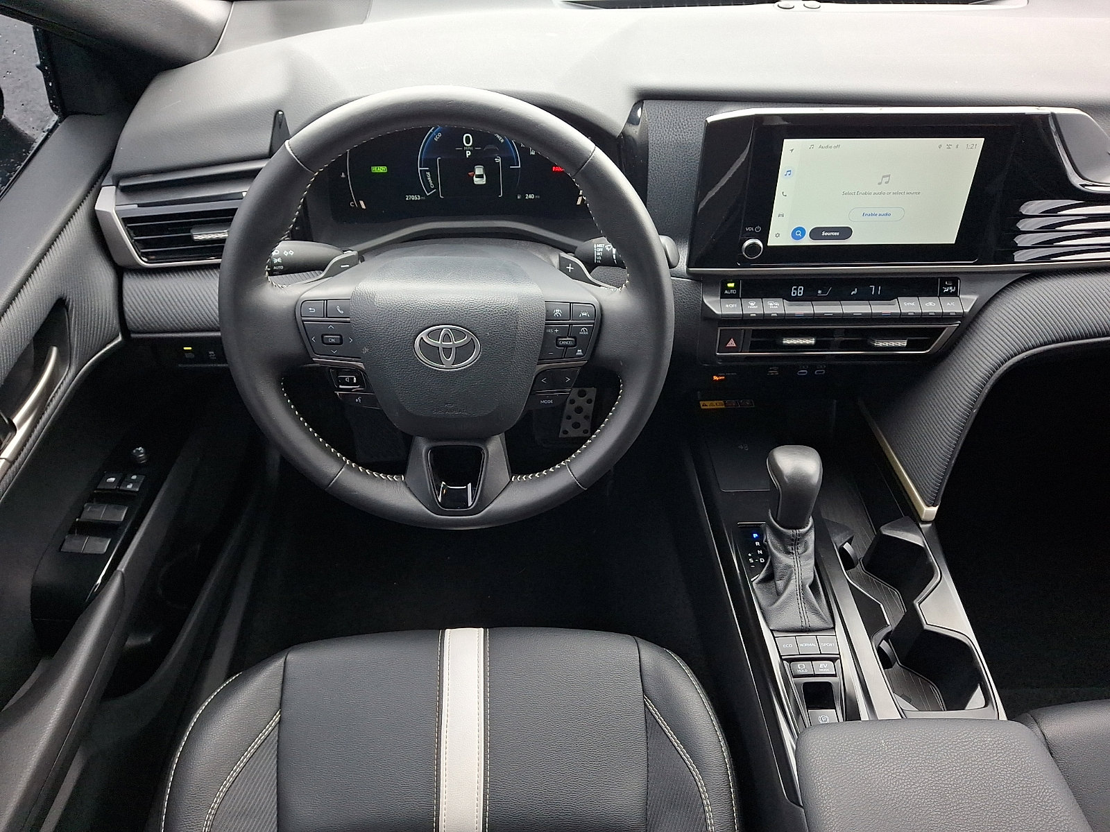 Used 2025 Toyota Camry SE image 11