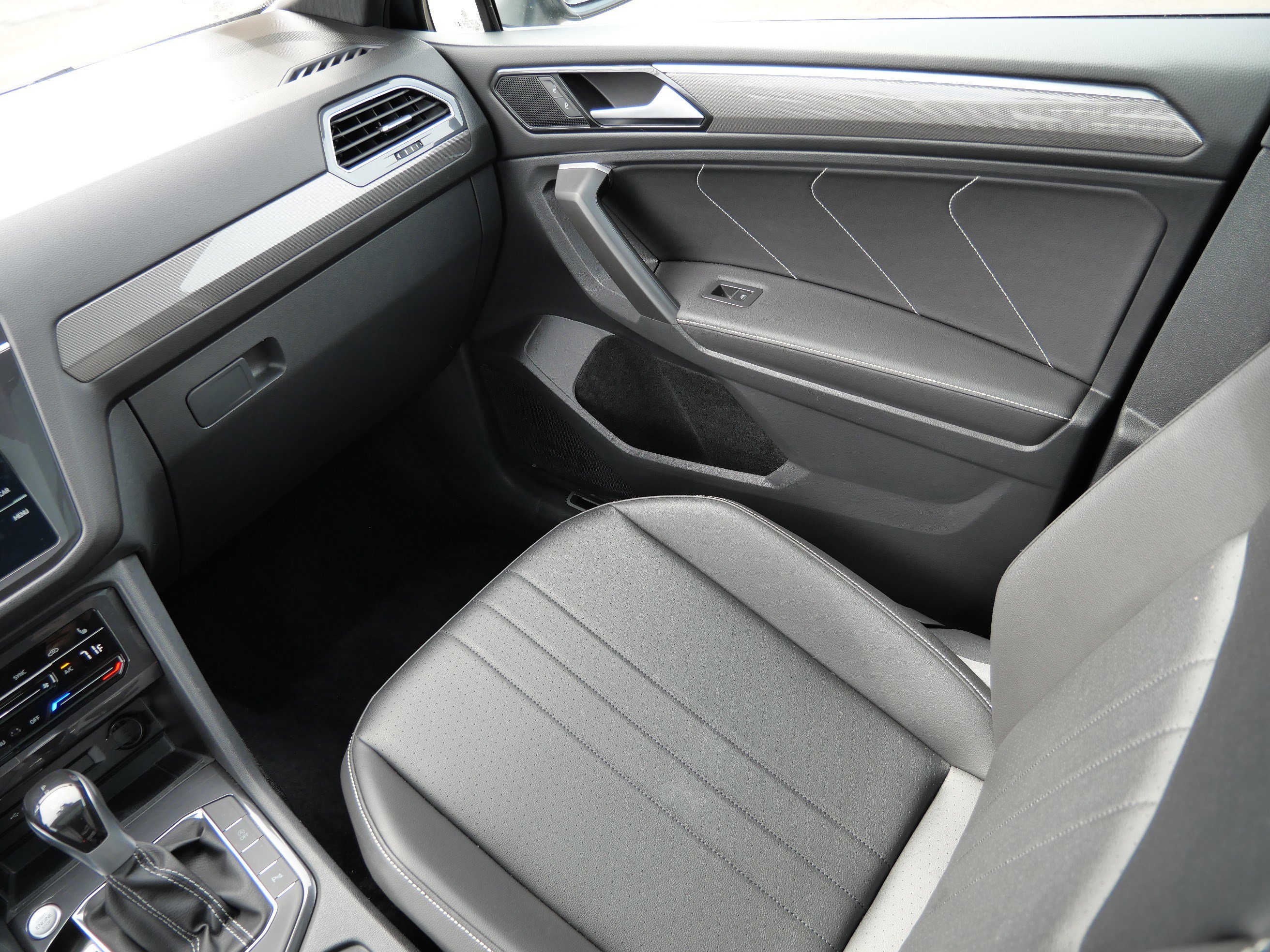 Certified 2024 Volkswagen Tiguan SE R-Line image 11