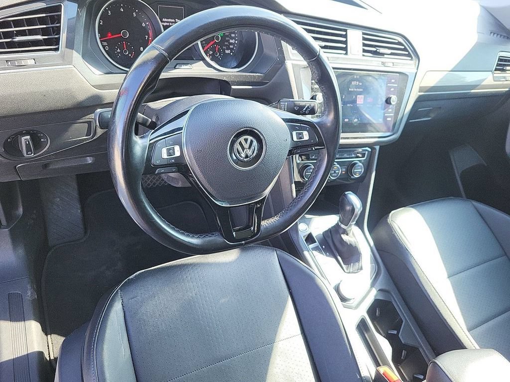 Used 2018 Volkswagen Tiguan SEL AWD/4WD image 16