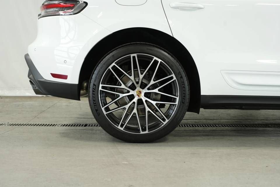 Certified 2025 Porsche Macan AWD/4WD image 40