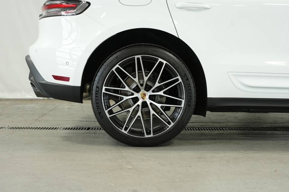 Certified 2025 Porsche Macan AWD/4WD image 40