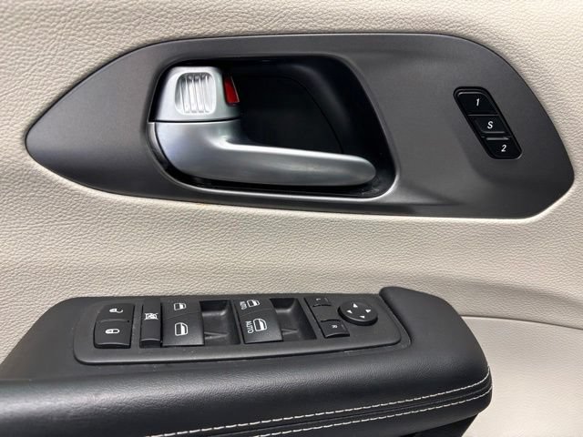Used 2024 Chrysler Pacifica Touring-L FWD image 6