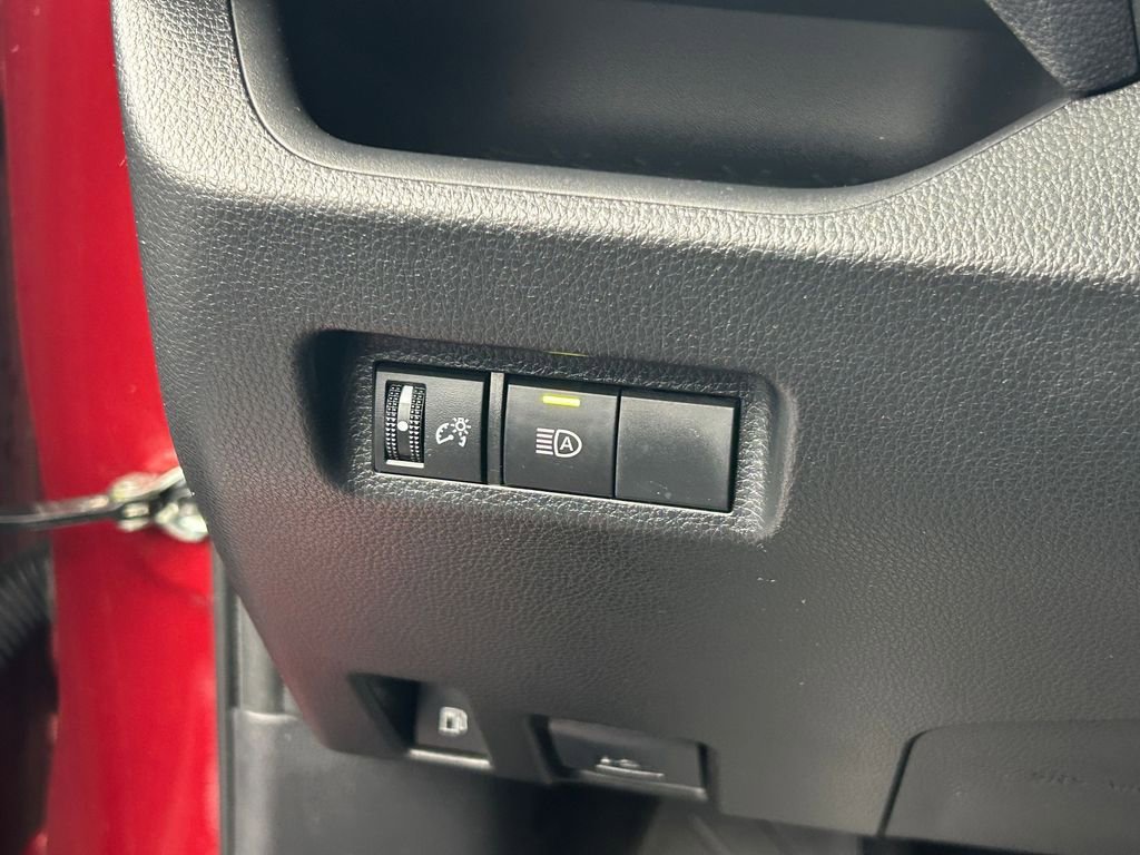 Used 2025 Toyota RAV4 XLE image 32