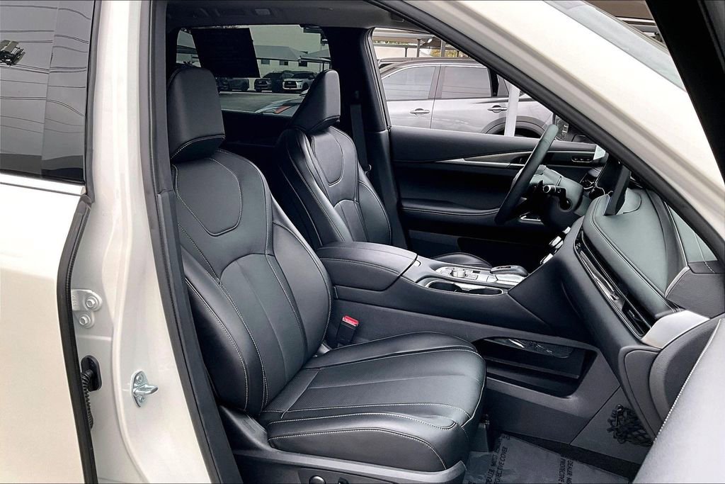 Certified 2025 INFINITI QX60 Luxe w/ Vision Package image 12