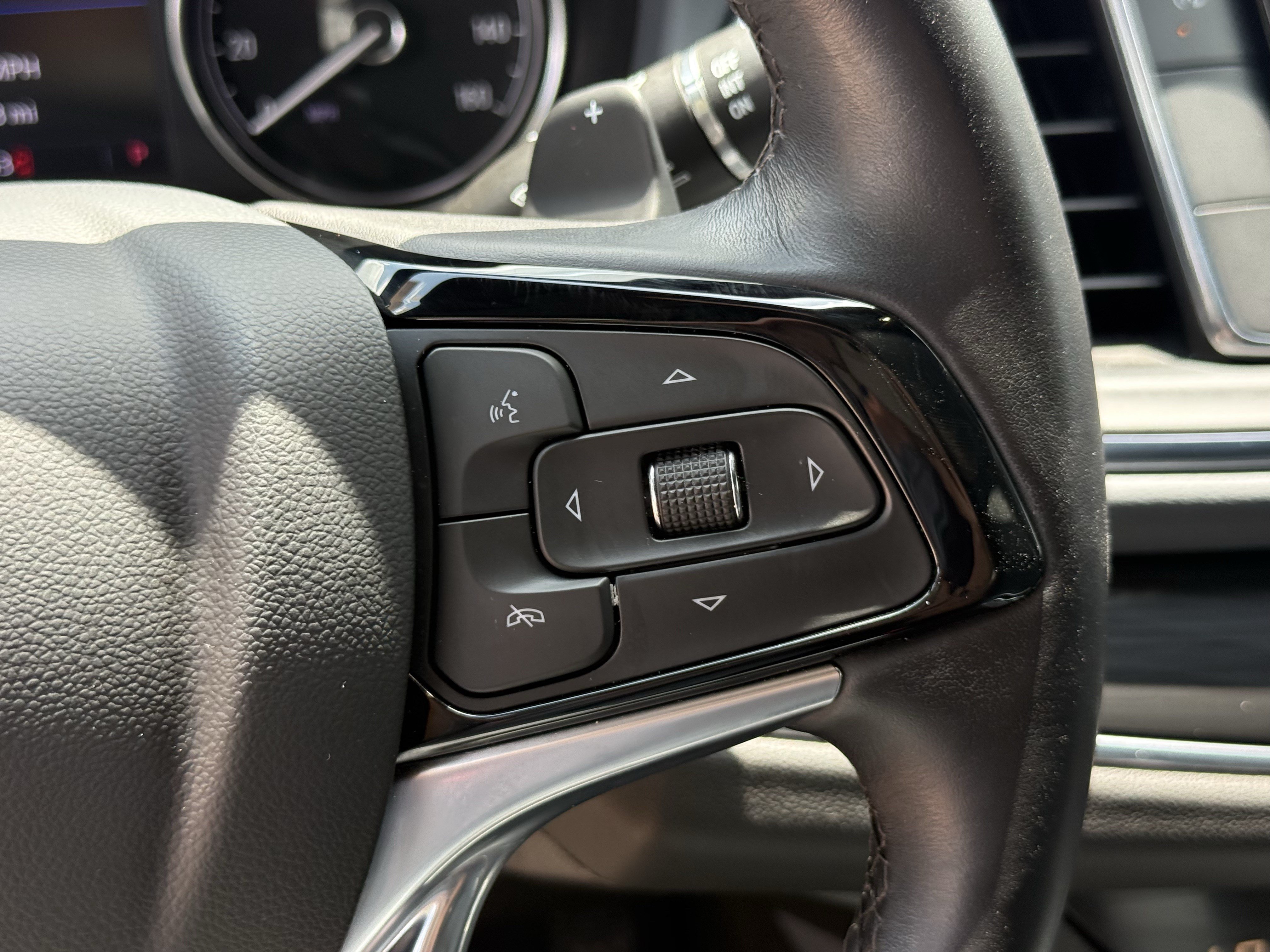 Used 2024 Buick Enclave Essence w/ Sport Touring Edition FWD image 17