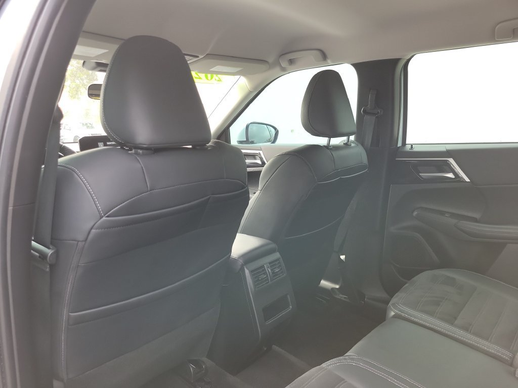 Used 2023 Mitsubishi Outlander SE FWD image 13