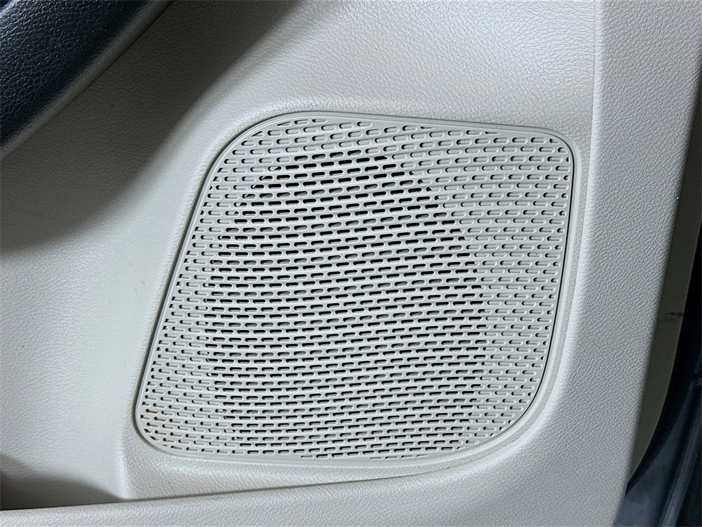 Used 2021 Chrysler Pacifica Touring w/ Cold Weather Group image 18