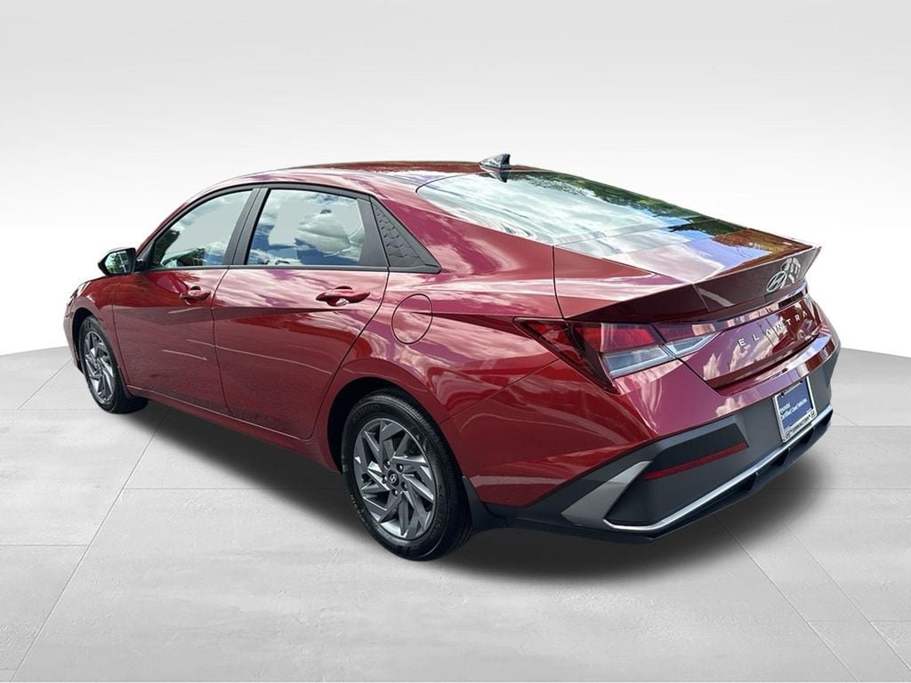 Certified 2024 Hyundai Elantra SEL FWD image 5
