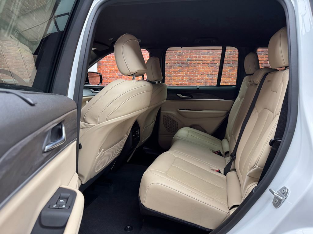 Used 2023 Jeep Grand Cherokee Limited w/ Luxury Tech Group II AWD/4WD image 23